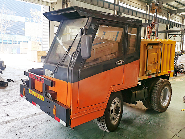 礦用炸藥運(yùn)輸車(chē)